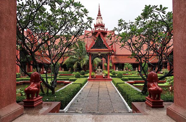 This image has an empty alt attribute; its file name is 640px-National_Museum_of_Cambodia_courtyard-600x395.jpg